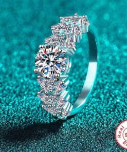 Anello con Moissanite Round D VVS1 1ct e spalle intarsiate a motivo floreale in pavé