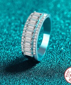 Anello band in argento con Moissanite Baguette e Round D VVS1 a tripla fascia pavé