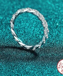 Fede intrecciata in argento con pavé diagonale di Moissanite Round D VVS1