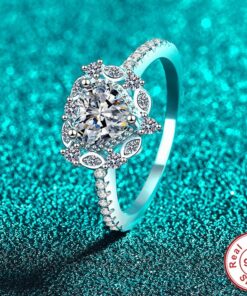 Anello Corona Vittoriana in Moissanite Round D VVS1 con petali incastonati e gambo pavé